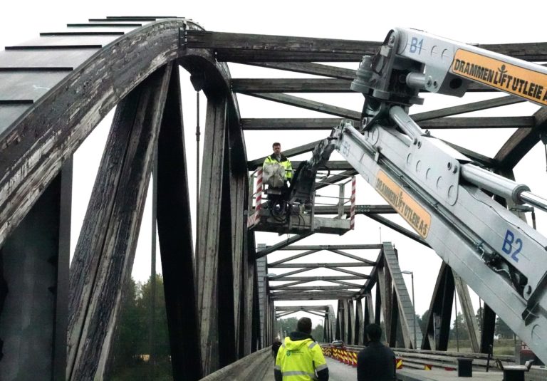 Installation of sensors on the bridge